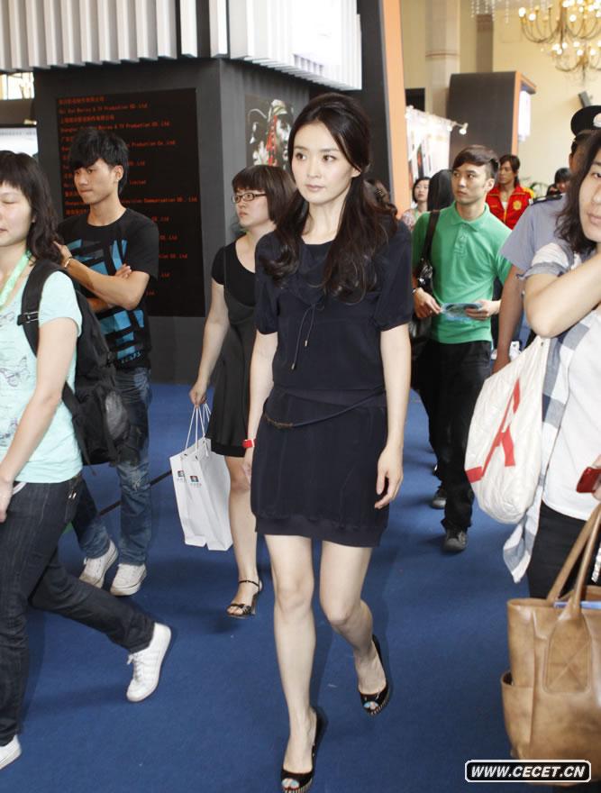 王艷刻意回避記者鏡頭