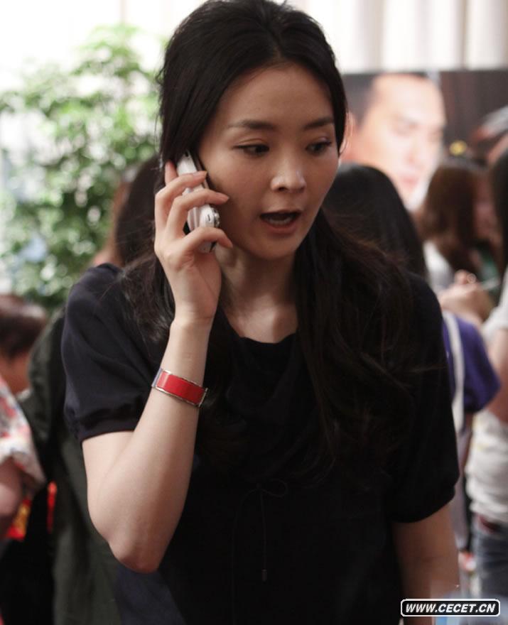 王艷刻意回避記者鏡頭