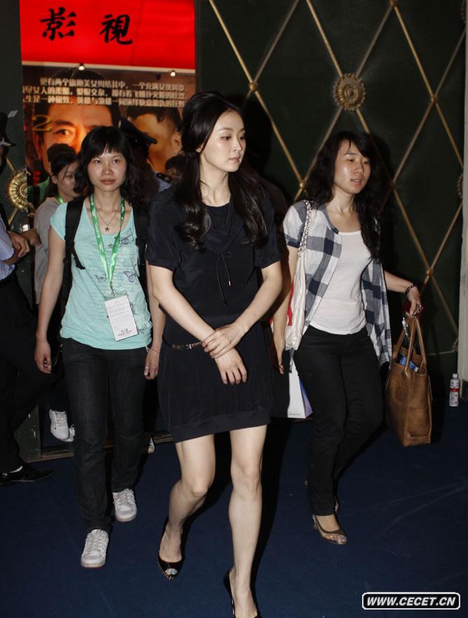 王艷刻意回避記者鏡頭