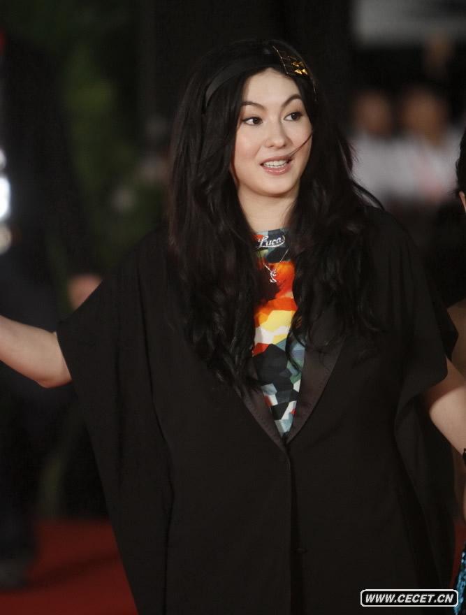 張柏芝產(chǎn)后公開(kāi)亮相顯富態(tài)