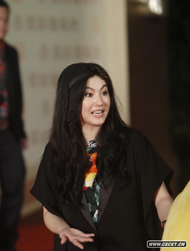 張柏芝產(chǎn)后公開(kāi)亮相顯富態(tài)