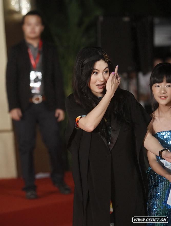 張柏芝產(chǎn)后公開(kāi)亮相顯富態(tài)