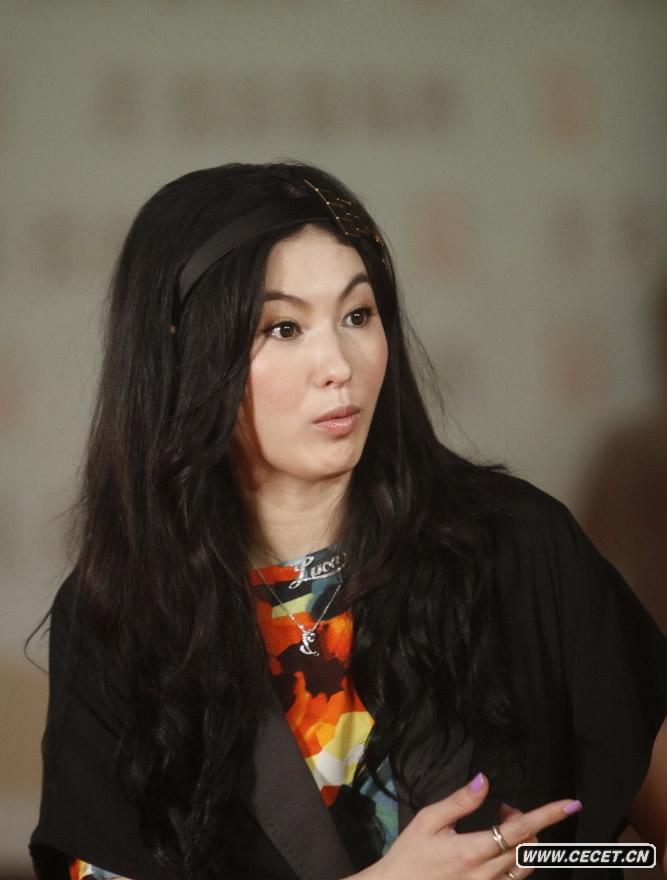 張柏芝產(chǎn)后公開(kāi)亮相顯富態(tài)