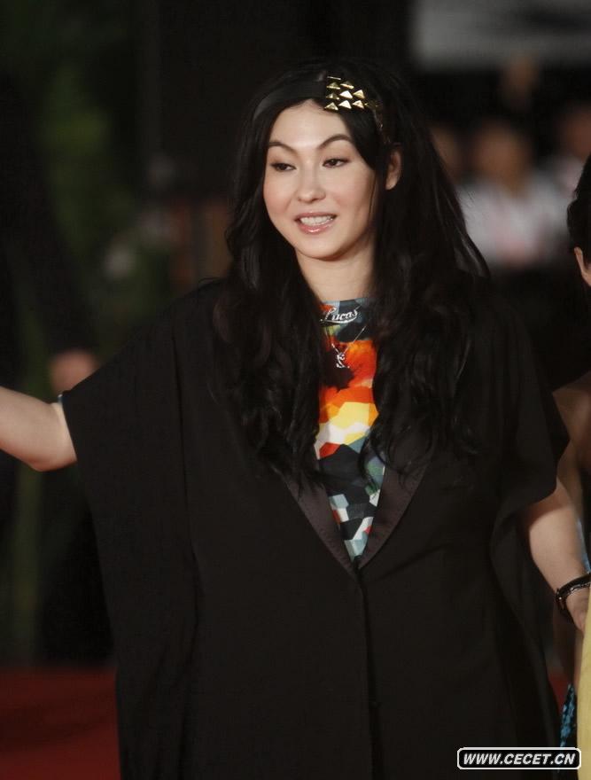 張柏芝產(chǎn)后公開(kāi)亮相顯富態(tài)