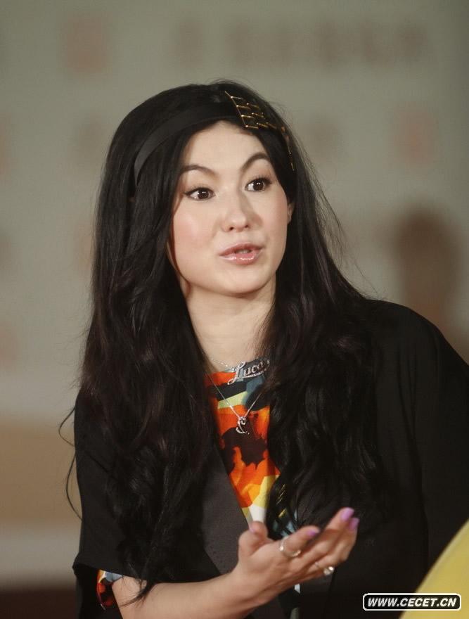 張柏芝產(chǎn)后公開(kāi)亮相顯富態(tài)