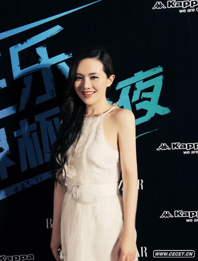 孟茜穿白色小短裙亮相