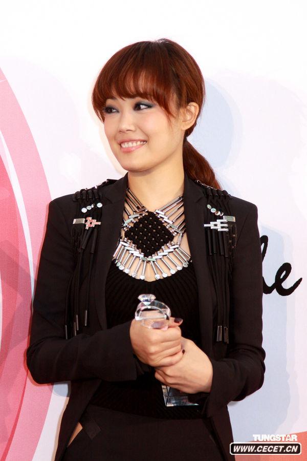 容祖兒露背裝性感示人