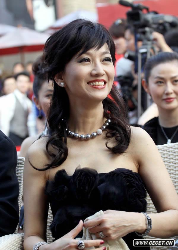 趙雅芝亮相老公全程呵護