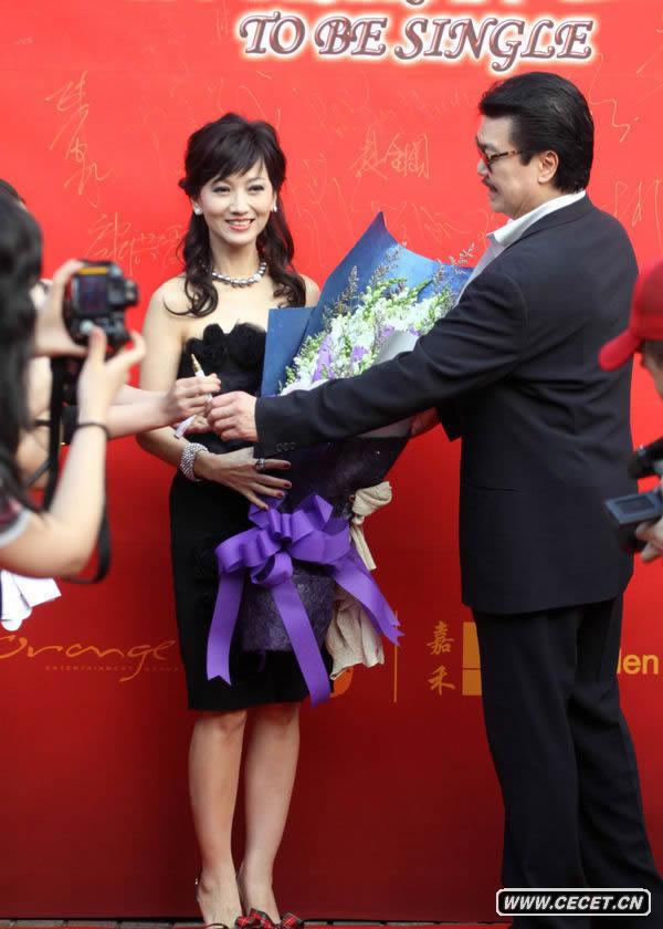 趙雅芝亮相老公全程呵護