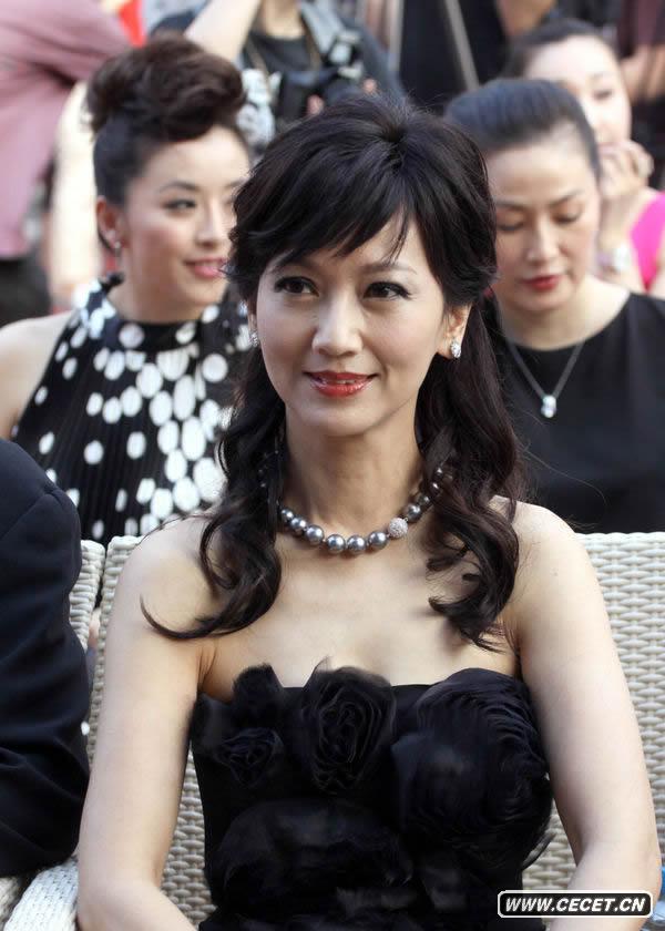 趙雅芝亮相老公全程呵護