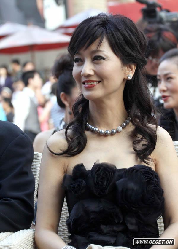 趙雅芝亮相老公全程呵護