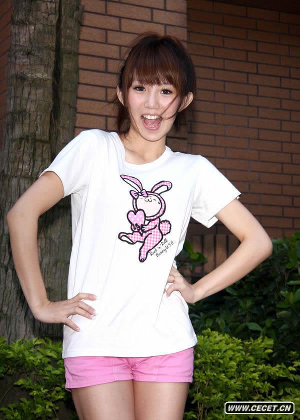 瑤瑤穿熱褲現身?yè)岀R