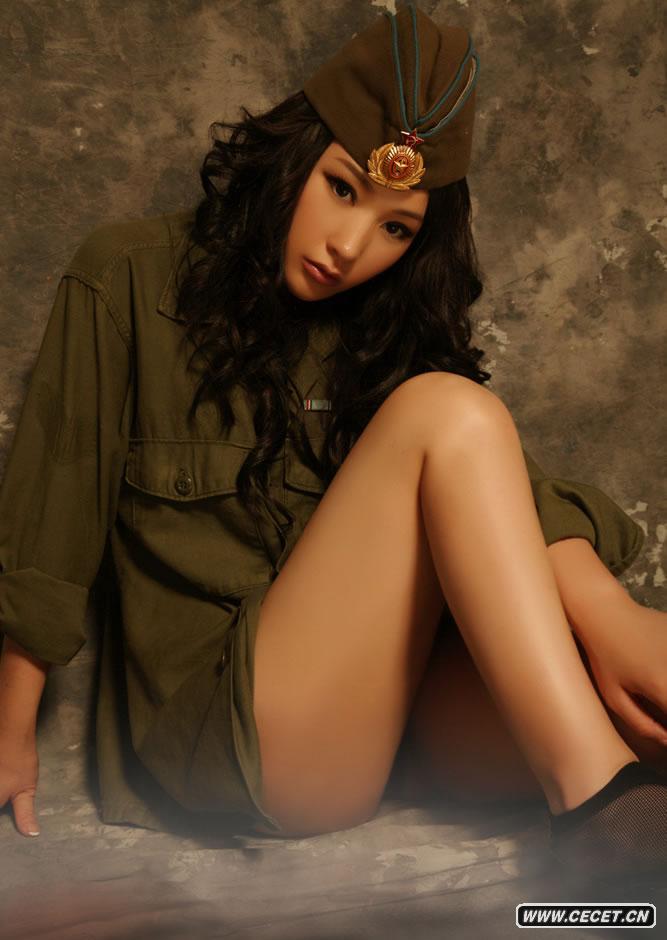 徐黛妮大秀美腿展香肩