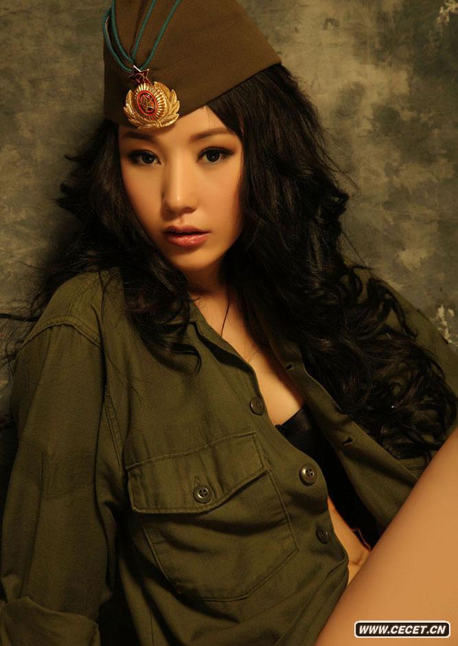 徐黛妮大秀美腿展香肩