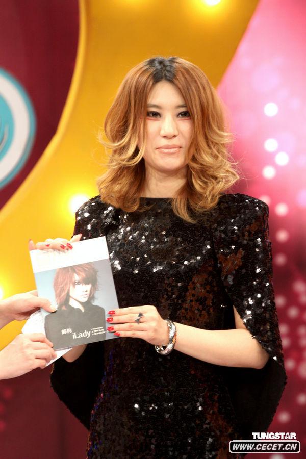 尚雯婕金黃發(fā)驚艷全場(chǎng)