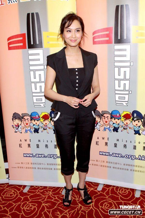 朱茵收性感包裹嚴實(shí)