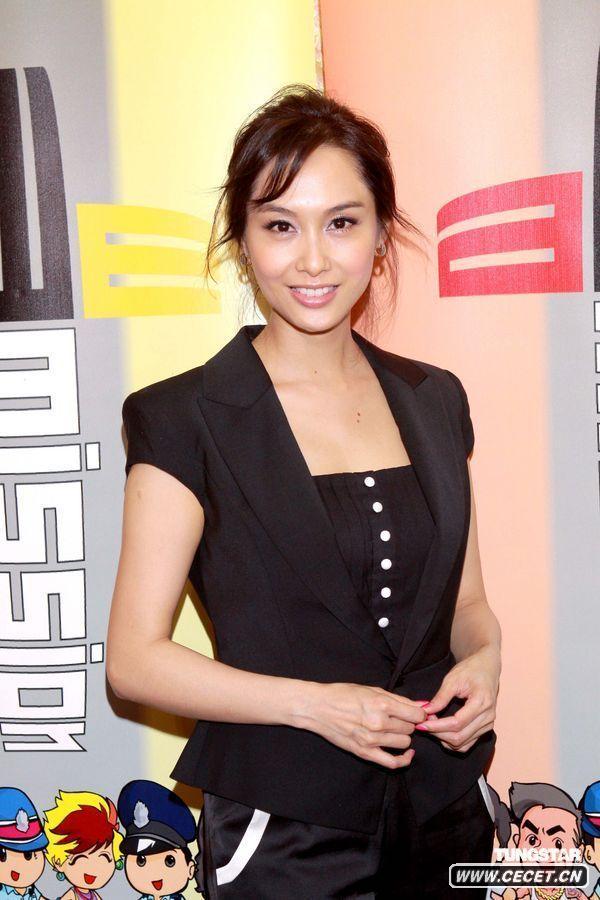 朱茵收性感包裹嚴實(shí)