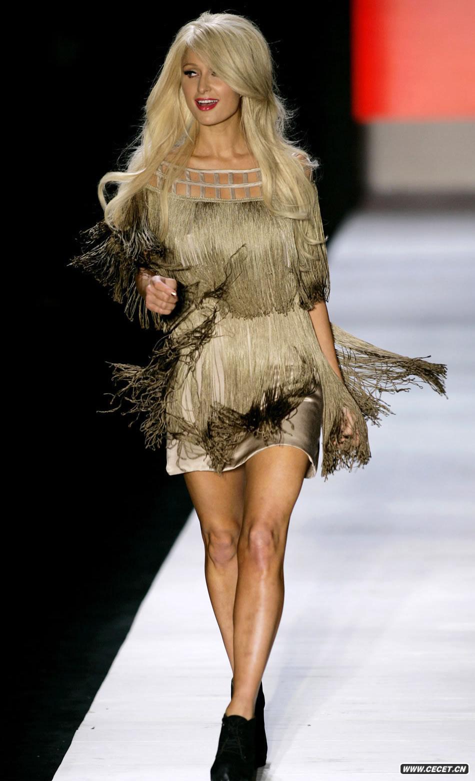 帕麗斯希爾頓巴西時(shí)裝周走秀