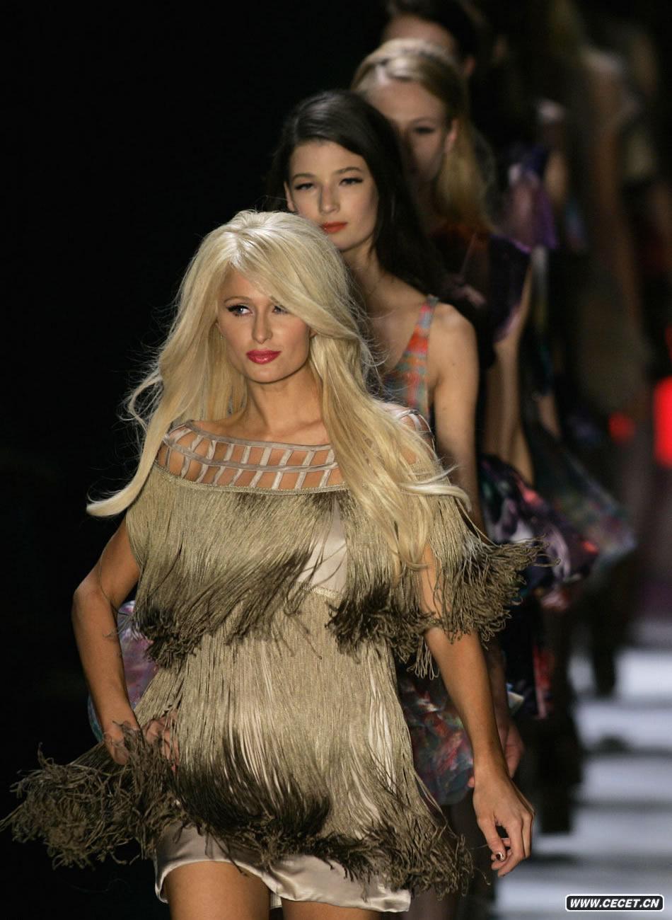 帕麗斯希爾頓巴西時(shí)裝周走秀