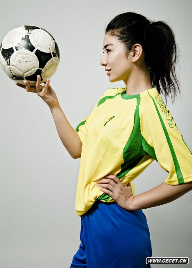 黃奕變足球寶貝拍寫(xiě)真