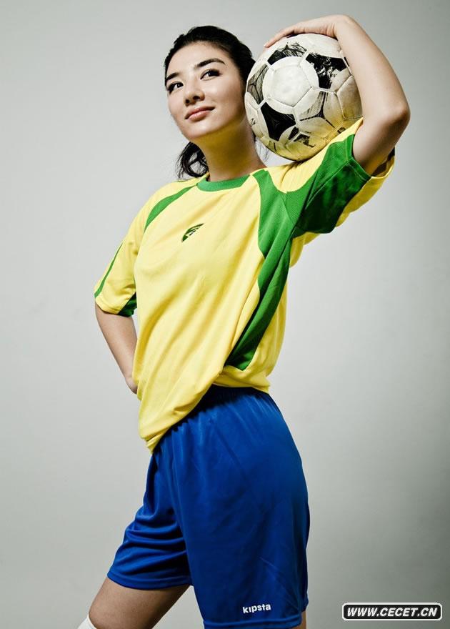 黃奕變足球寶貝拍寫(xiě)真