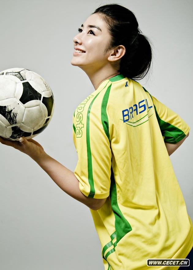 黃奕變足球寶貝拍寫(xiě)真