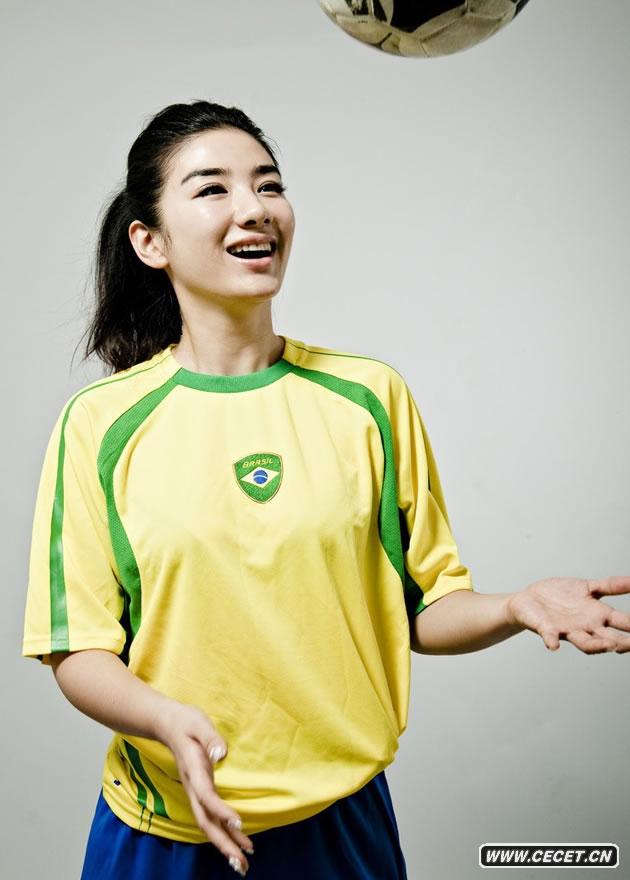 黃奕變足球寶貝拍寫(xiě)真