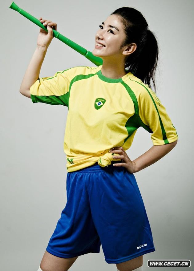 黃奕變足球寶貝拍寫(xiě)真