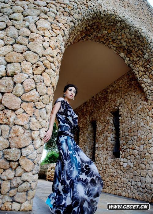 張茜化身古典女神