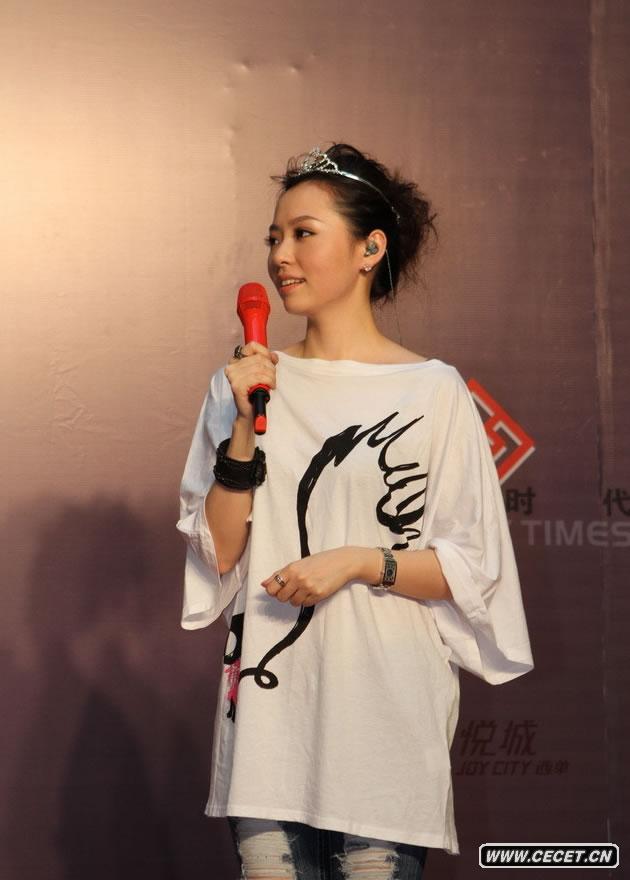 張靚穎拿世界杯拍照