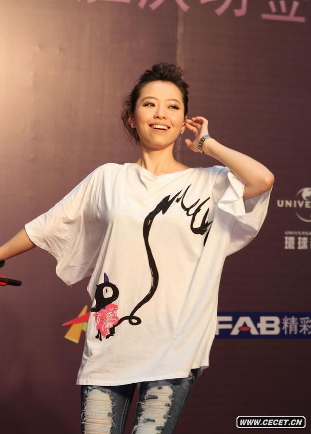 張靚穎拿世界杯拍照