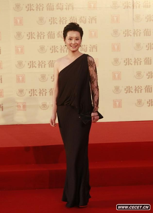 袁立現身紅毯高貴動(dòng)人