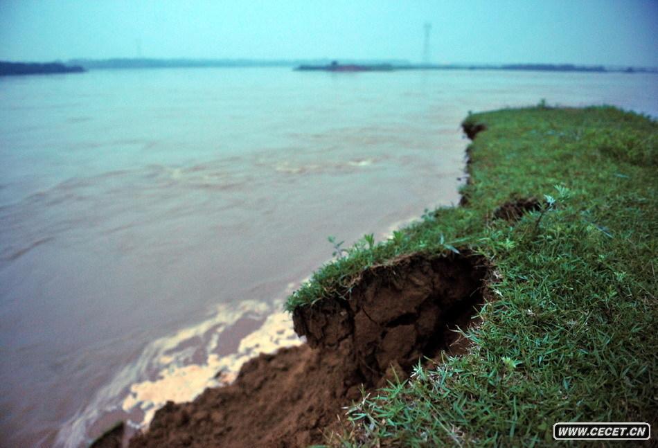 江西撫河干流堤壩出現約400米決口