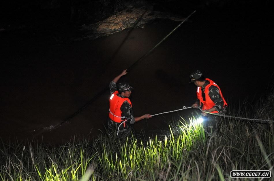 南昌消防官兵在被淹的公路邊探水