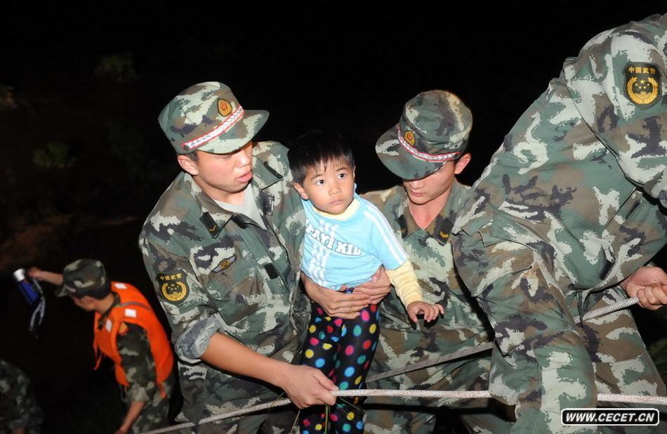 救援人員轉移一名被困兒童