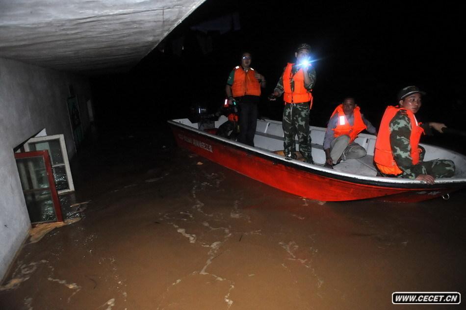 救援人員尋找被洪水圍困的村民