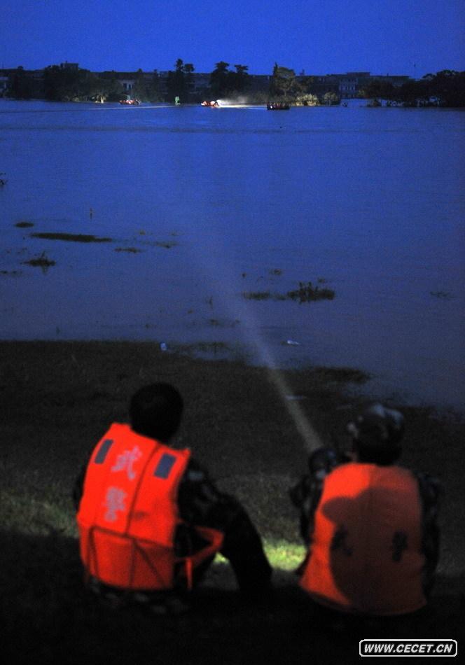 武警戰士利用沖鋒舟展開(kāi)救援