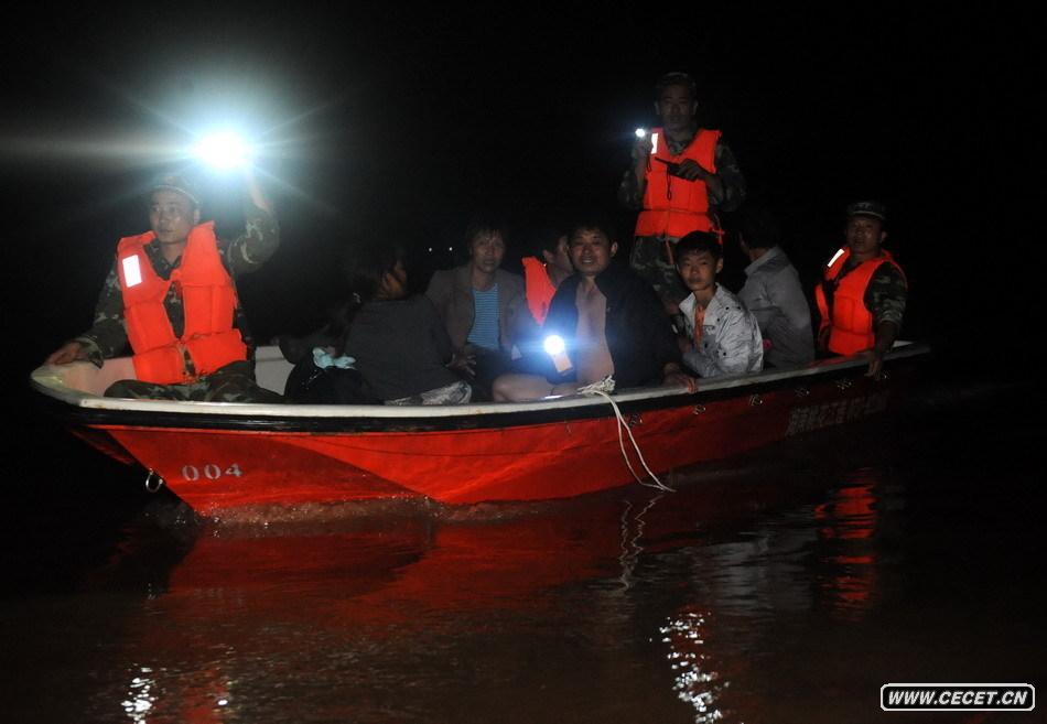 江西羅針鎮被困群眾被轉移至安全地帶