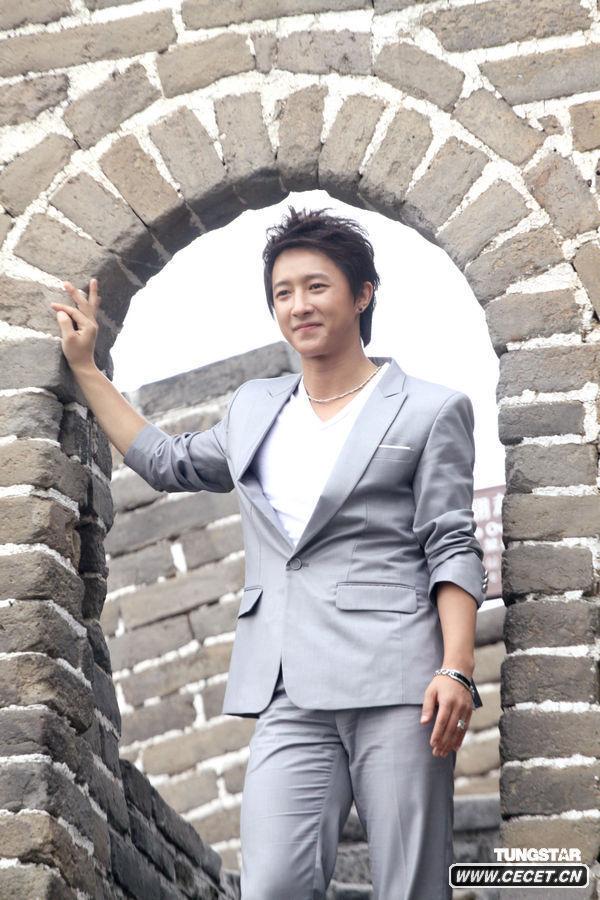 韓庚現身長(cháng)城略顯發(fā)福