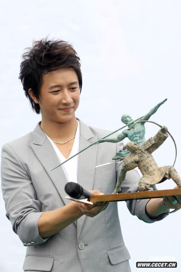 韓庚現身長(cháng)城略顯發(fā)福