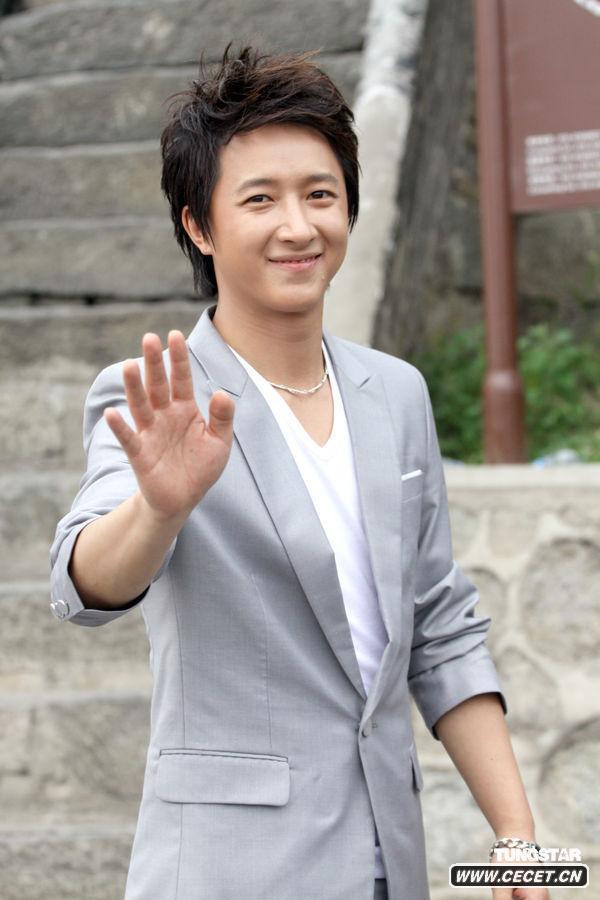 韓庚現身長(cháng)城略顯發(fā)福