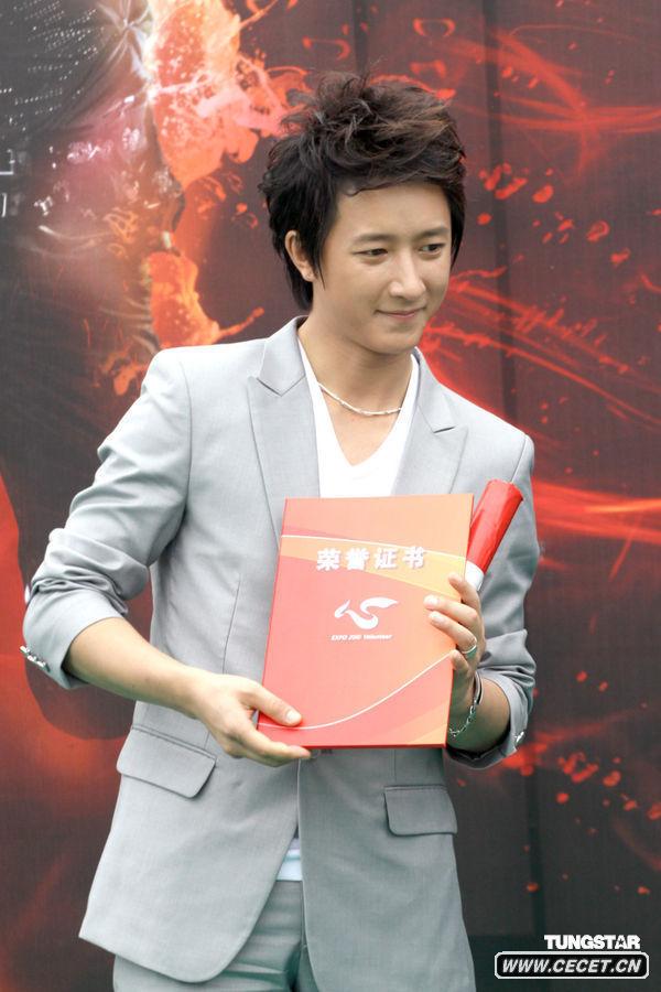 韓庚現身長(cháng)城略顯發(fā)福