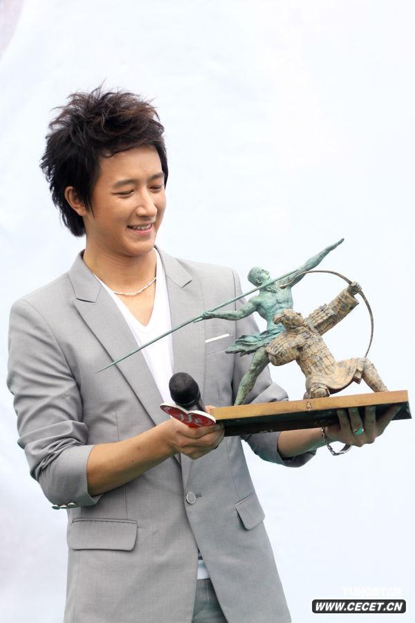 韓庚現身長(cháng)城略顯發(fā)福