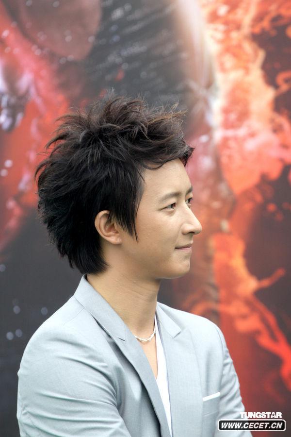 韓庚現身長(cháng)城略顯發(fā)福