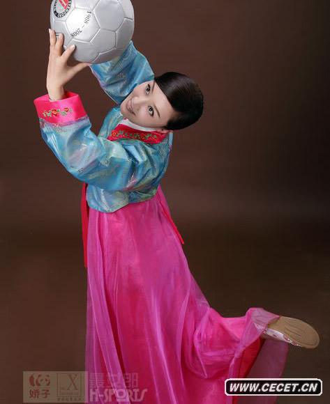 趙子琪化身足球寶貝