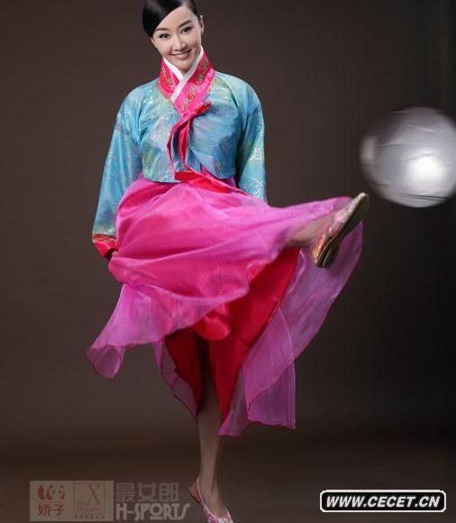 趙子琪化身足球寶貝