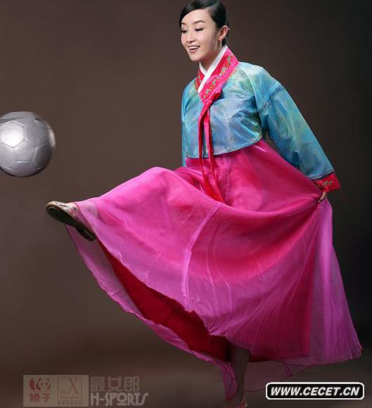 趙子琪化身足球寶貝