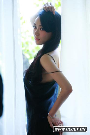 霍思燕黑皮衣妖嬈寫(xiě)真