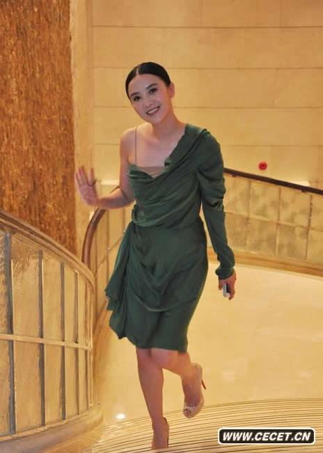 小宋佳綠色露肩服性感