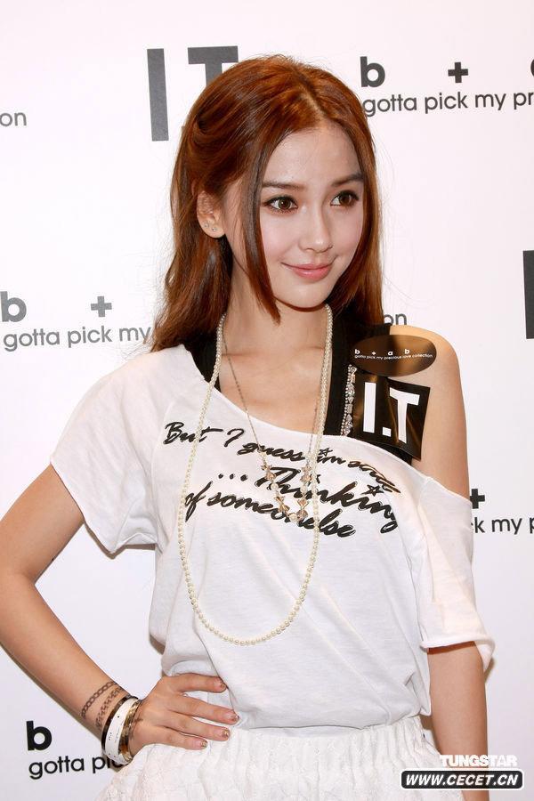 AngelaBaby小露香肩